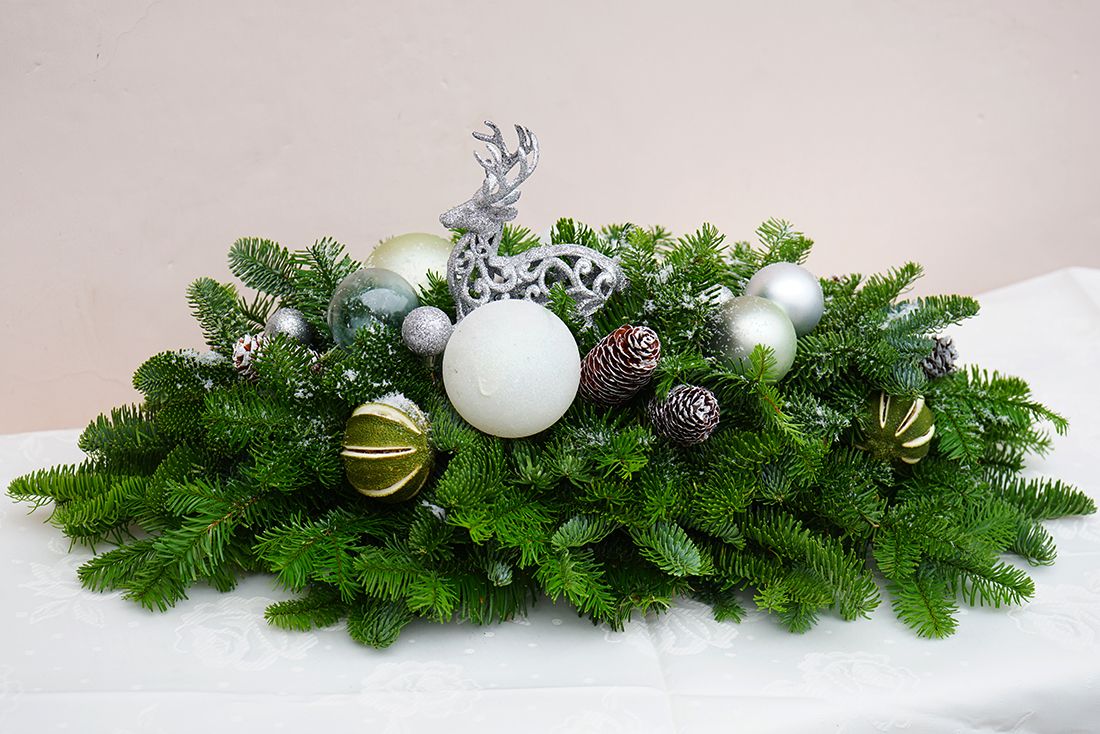 Новогодняя композиция из хвои